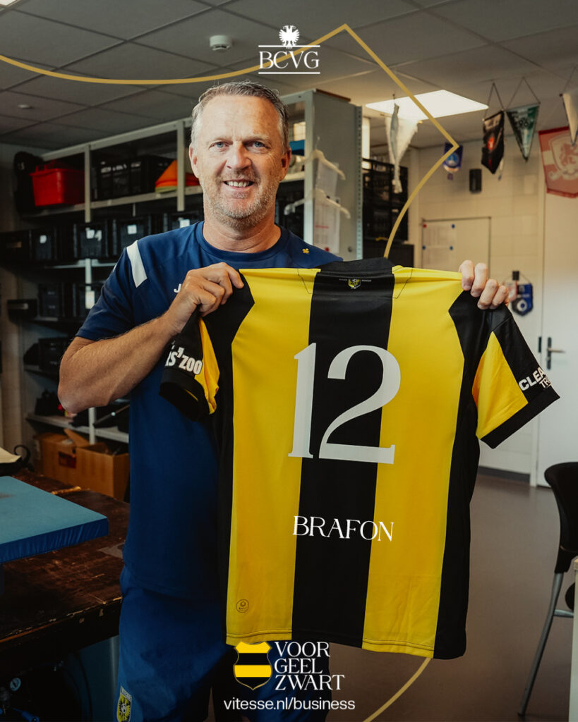 John van den Brom met Vitesse shirt met de naam van ons bedrijf: Brafon.